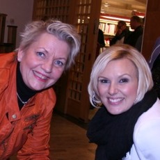 Sanna Nielsen, vinnare av melodifestivalen 2014, signerade böcker på Bromölla bibliotek!