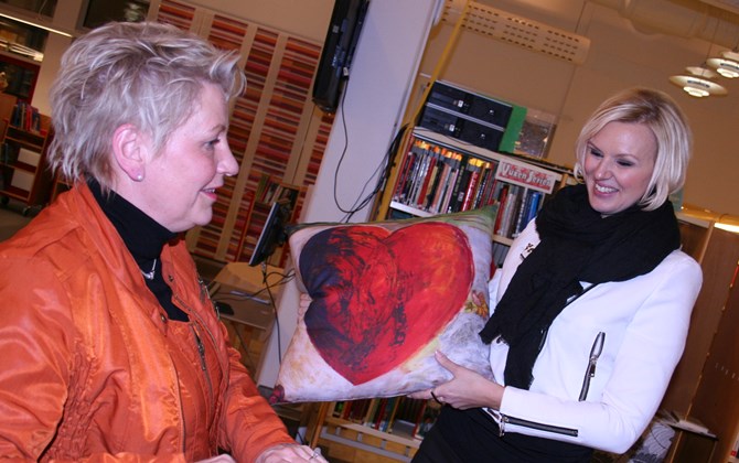 Sanna Nielsen, winner of the Swedish Eurovision 2014, signing books at the Bromölla library!